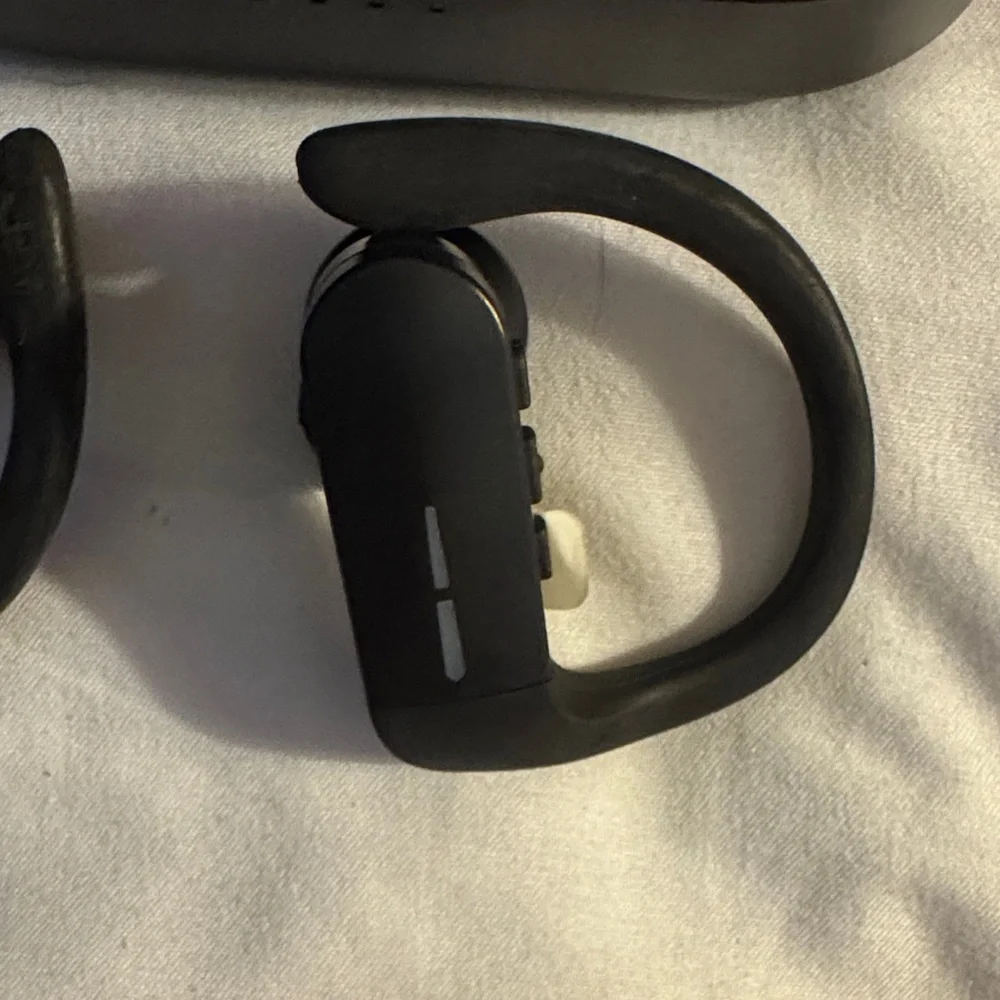 NWT Black True Wireless Open-Ear Earbuds with Charging Case and charger